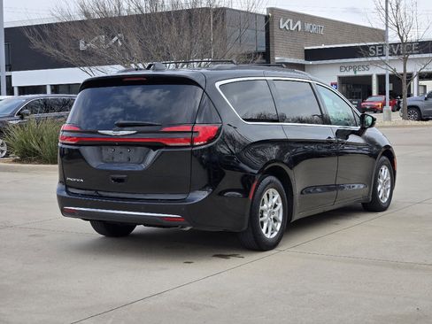 Used 2022 Chrysler Pacifica Touring-L w/ Uconnect Theater Family Group image 4
