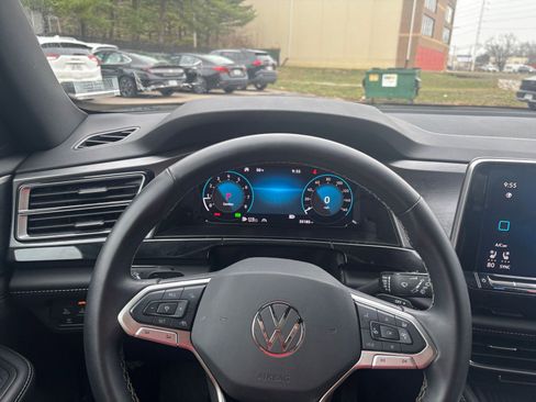 Used 2025 Volkswagen Atlas Cross Sport SE image 32