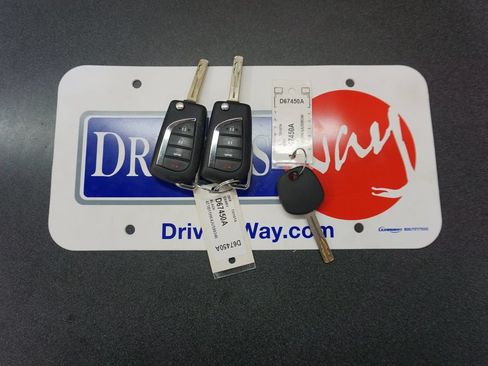 Used 2018 Toyota Camry LE FWD image 14