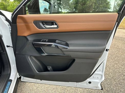New 2026 Nissan Pathfinder Platinum FWD image 12