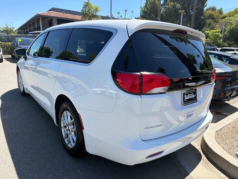 Used 2023 Chrysler Voyager LX FWD image 6