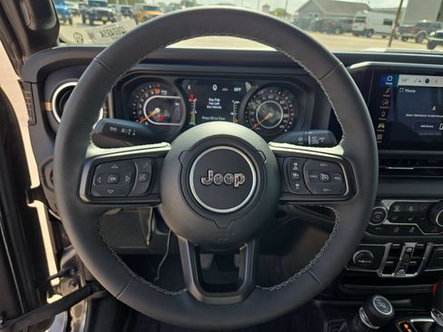 Used 2025 Jeep Gladiator Sport AWD/4WD image 20