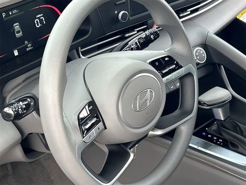 New 2025 Hyundai Elantra SE image 21