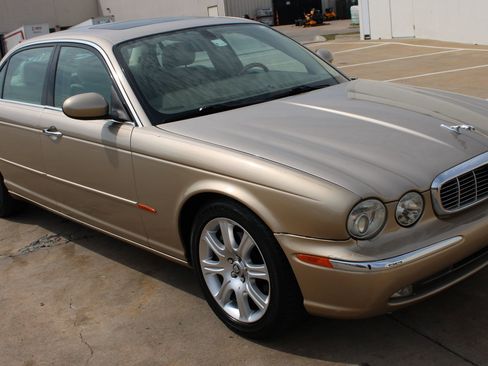 Used 2005 Jaguar XJ8 RWD image 2