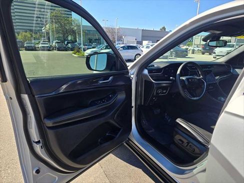 Used 2023 Jeep Grand Cherokee Altitude RWD image 21
