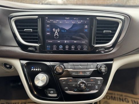 Used 2018 Chrysler Pacifica Touring-L image 27