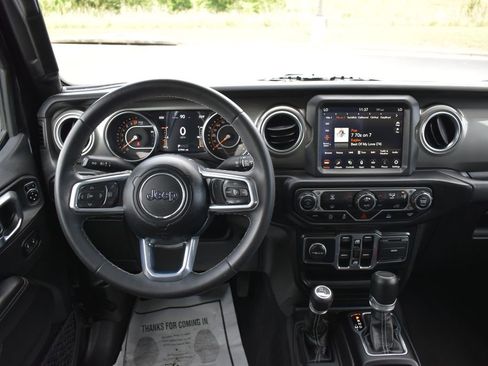 Used 2023 Jeep Gladiator Overland AWD/4WD image 3