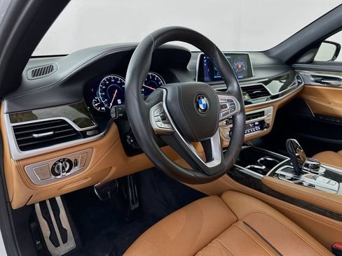 Used 2019 BMW 750i w/ Executive Package RWD image 9