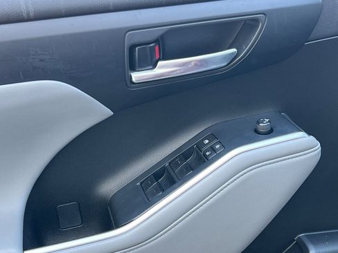 Used 2022 Toyota Highlander XLE FWD image 11