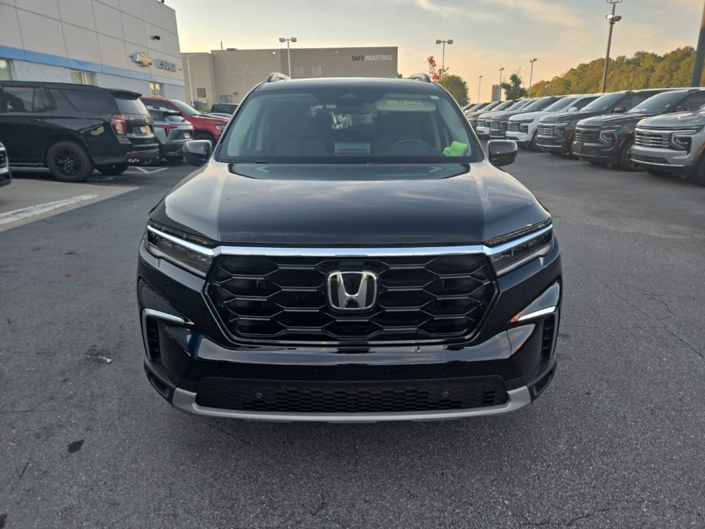 Used 2025 Honda Pilot Touring image 2