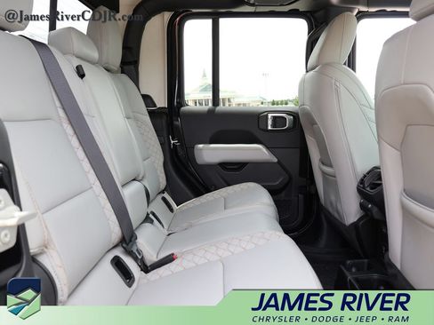Used 2023 Jeep Gladiator Overland AWD/4WD image 12