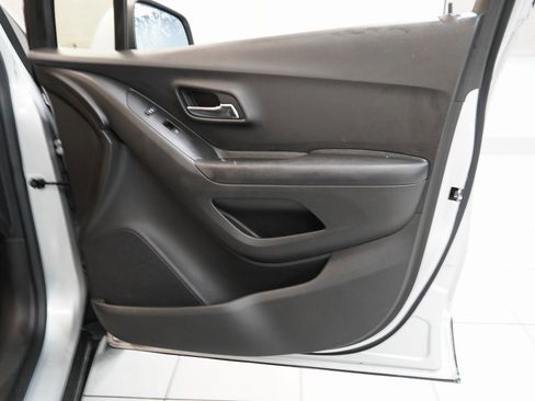 Used 2021 Chevrolet Trax LS image 30