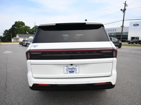 Used 2025 Lincoln Navigator Reserve AWD/4WD image 9