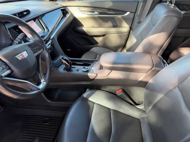 Used 2022 Cadillac XT6 Premium Luxury w/ Technology Package FWD image 9