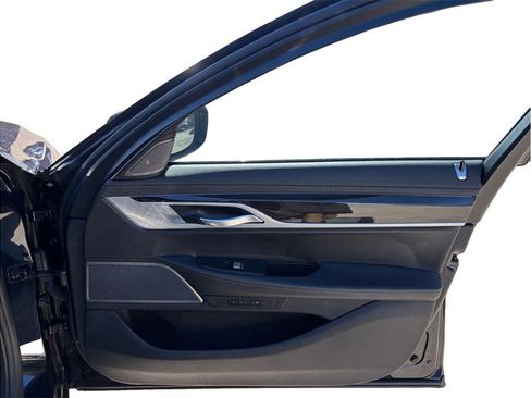 Used 2019 BMW 740i w/ M Sport Package image 44