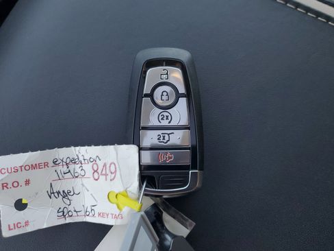 Used 2024 Ford Expedition Platinum image 29