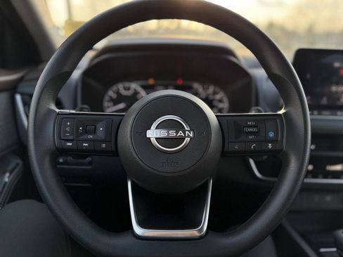 Used 2023 Nissan Rogue SV image 16