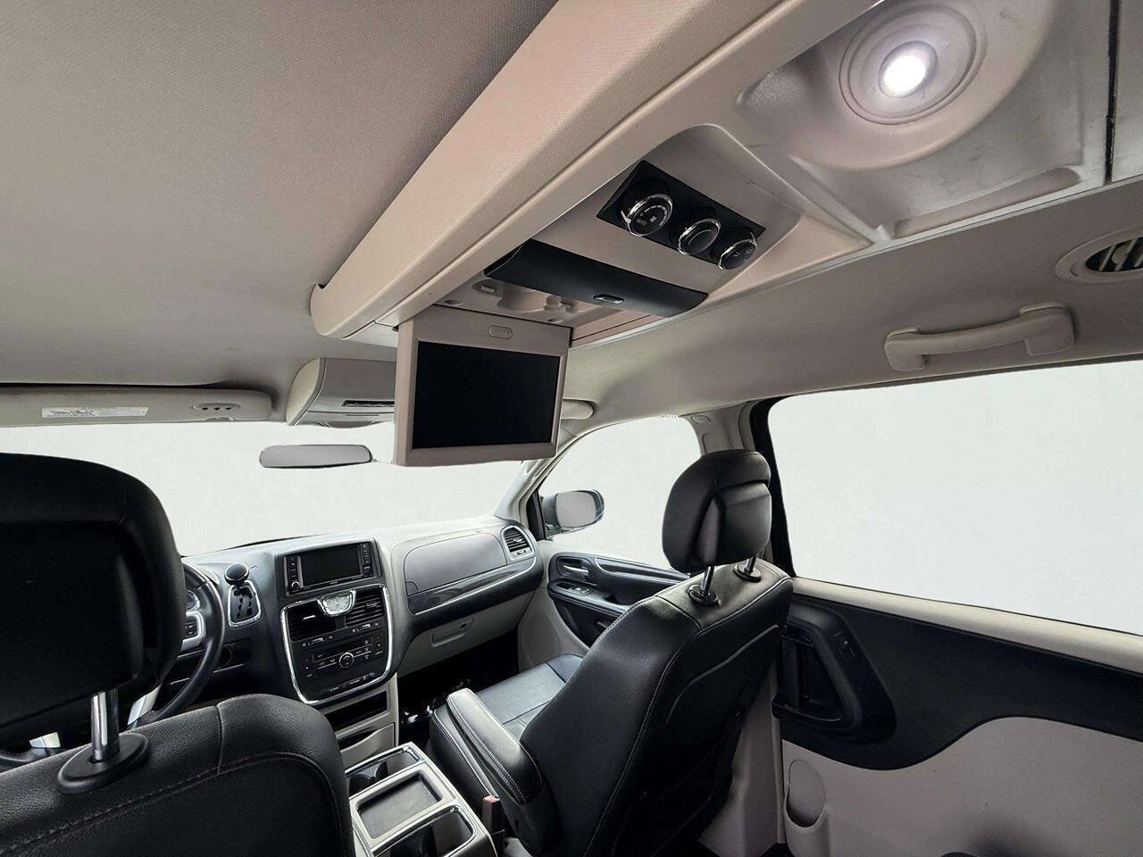 Used 2016 Chrysler Town & Country Touring FWD image 21