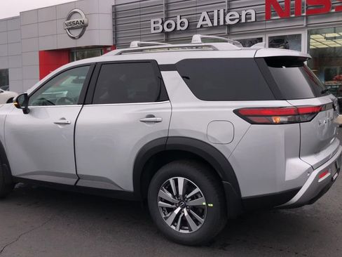 New 2025 Nissan Pathfinder SL image 5