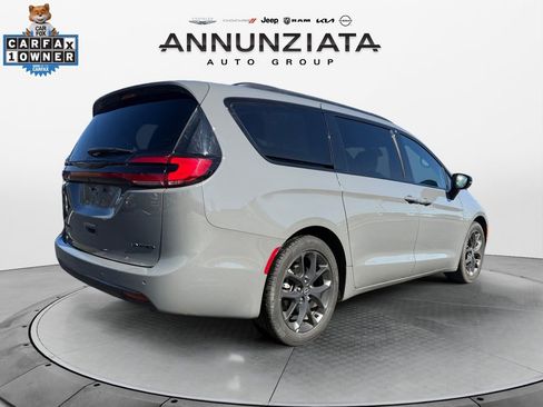 Used 2025 Chrysler Pacifica Limited FWD image 5