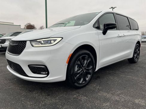New 2026 Chrysler Pacifica Select AWD/4WD image 11