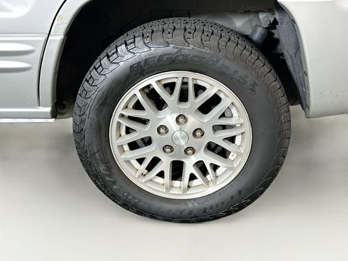 Used 2004 Jeep Grand Cherokee Limited w/ Cold Weather Group AWD/4WD image 11