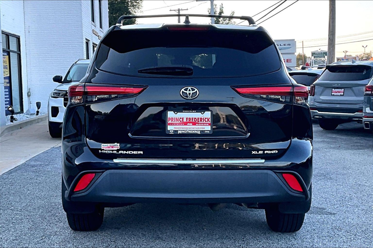 Used 2023 Toyota Highlander XLE AWD/4WD image 4