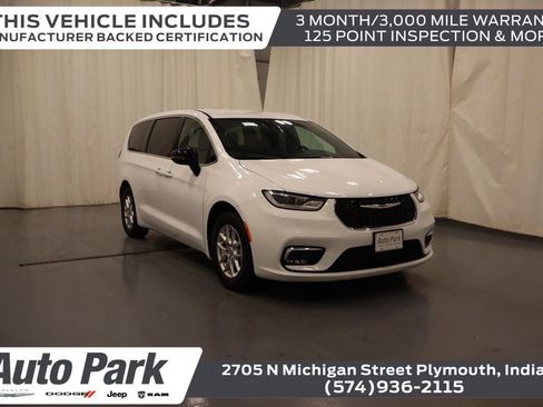 Used 2025 Chrysler Pacifica Select FWD image 1