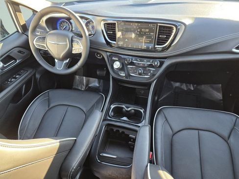 Used 2026 Chrysler Pacifica Limited image 31