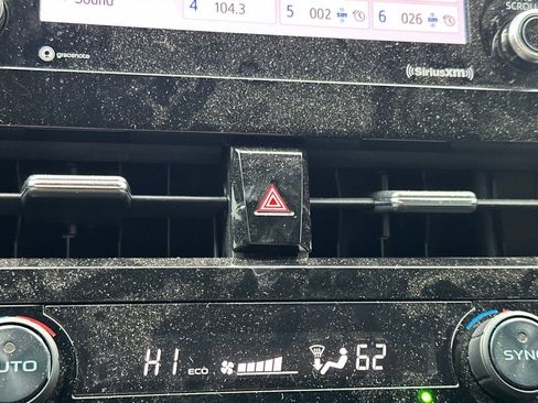 Used 2022 Toyota Camry SE image 30