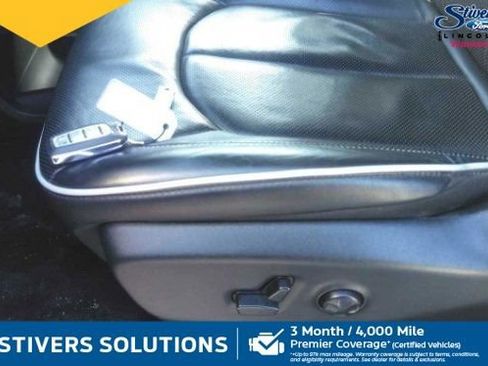 Used 2025 Chrysler Pacifica Limited image 7