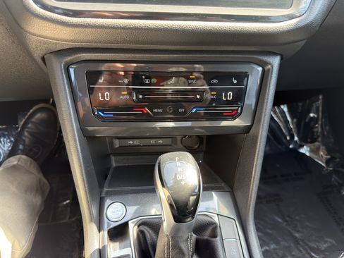 Used 2024 Volkswagen Tiguan SE FWD image 34