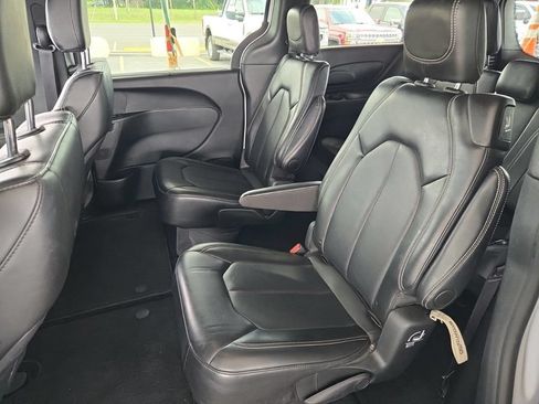 Used 2025 Chrysler Pacifica Select FWD image 11