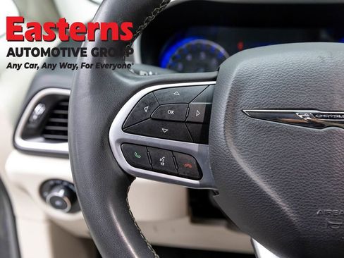 Used 2022 Chrysler Pacifica Touring-L image 15