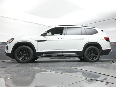 Used 2025 Volkswagen Atlas Peak Edition SE image 37