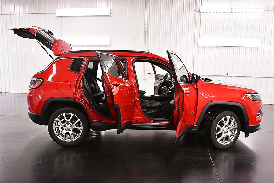 Used 2023 Jeep Compass Latitude AWD/4WD image 31
