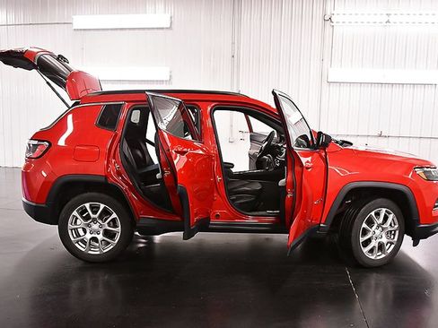 Used 2023 Jeep Compass Latitude AWD/4WD image 31