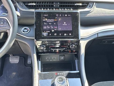 Used 2025 Jeep Grand Cherokee L Altitude image 30