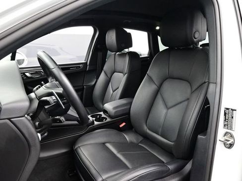 Certified 2025 Porsche Macan image 5