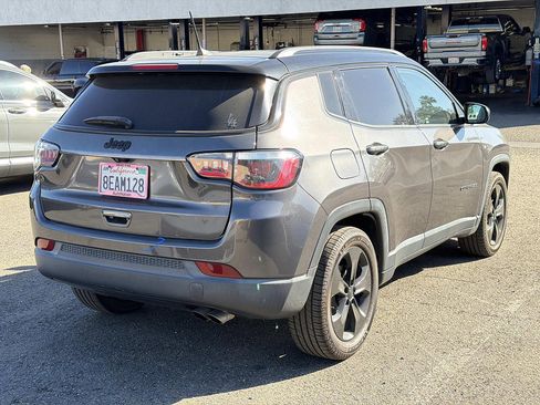 Used 2018 Jeep Compass Latitude w/ Popular Equipment Group FWD image 4