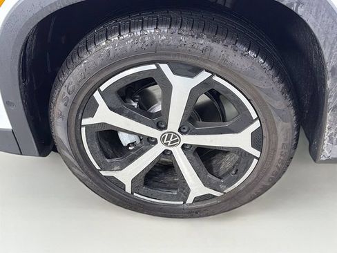 Used 2025 Volkswagen Tiguan SE FWD image 29