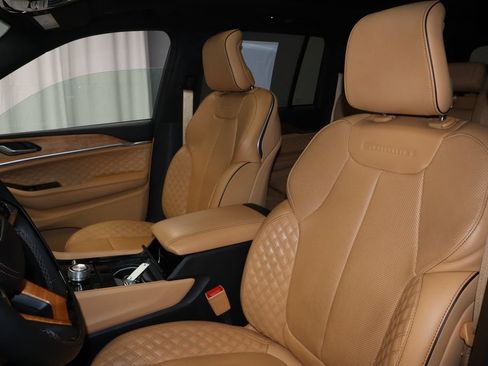 Used 2025 Jeep Grand Cherokee Summit AWD/4WD image 27