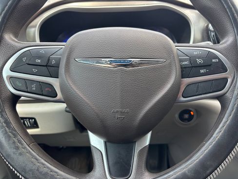 Used 2017 Chrysler Pacifica Touring w/ Tire & Wheel Group FWD image 10