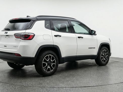 Used 2025 Jeep Compass Trailhawk AWD/4WD image 9