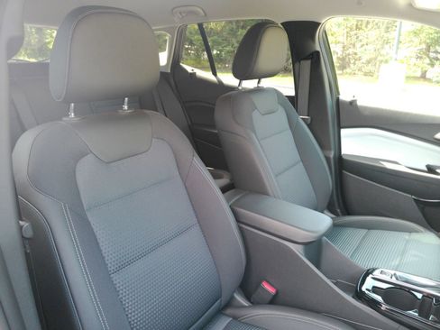 Used 2025 Chevrolet Trax LT FWD image 17