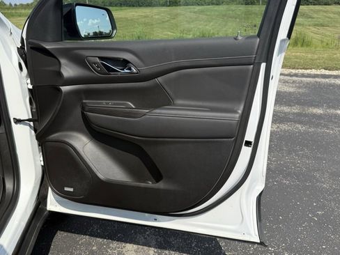 Used 2023 GMC Acadia SLT w/ Elevation Edition image 18