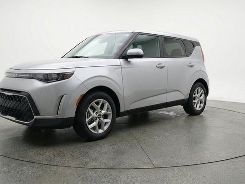 Used 2025 Kia Soul LX w/ LX Technology Package FWD image 3