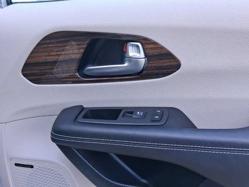 Used 2022 Chrysler Pacifica Limited AWD/4WD image 43