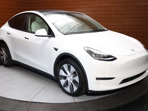 Used 2024 Tesla Model Y Long Range image 10