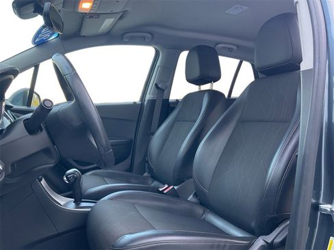 Used 2022 Chevrolet Trax LT w/ Sport Edition image 27